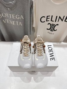 高版本出厂 Loewe罗意威二代Ballet Runner升级2.0给足界一些震撼，2025早春Ballet Runner 2.0芭蕾运动鞋阿甘鞋德训鞋 不对称