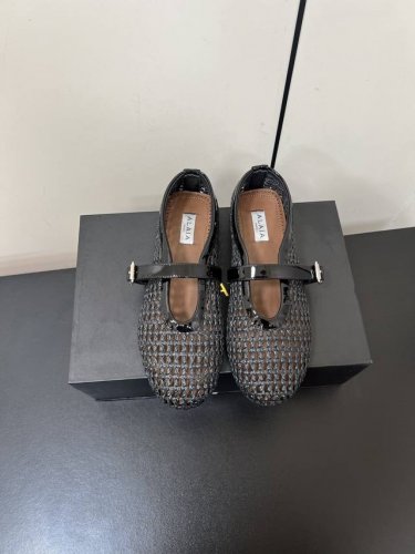 Alaia阿莱亚经典复古编织网面 镂空玛丽珍鞋 满满的少女风 既摩登又复古的味道 非常的简约大气 不管是半身裙，连衣裙还是牛仔裤 它都能成为点睛之笔！ 材质：