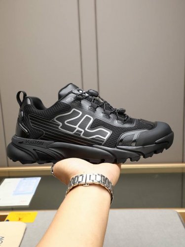 Lv路易威登 L家驴牌Runner Tatic系列 厚底 休闲 运动鞋 跑鞋 本款 Lv Runner Tatic 运动鞋融合网格面料和饰带等科技材质，演绎传统