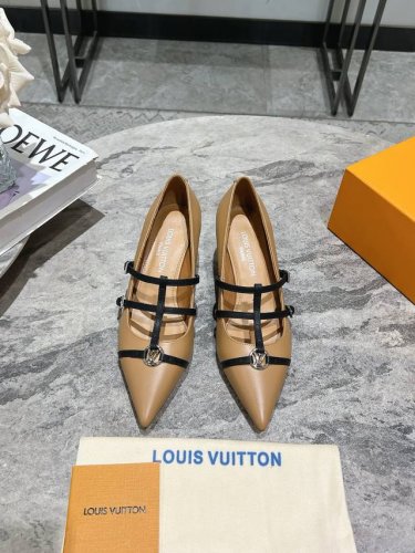 LV 驴牌春夏玛丽珍时装小猫跟尖头鞋 春夏秀场出镜率最高的一款单品 超多名模上脚 简约大方非常百搭 鞋面采用原版牛皮； 全皮包裸纯手工缝纫鞋面，LV彩色老花标识
