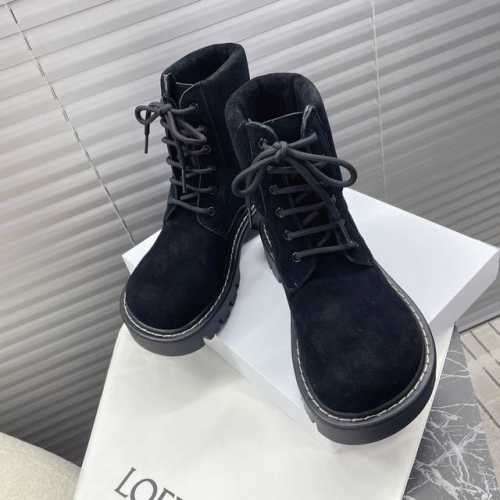 Loewe罗意威 24ss最新情侣款绑带马丁靴 情侣款绑带机车靴 罗意威的品牌钢印Logo加持，切尔西短靴方便穿脱，黑色 卡其色都极其百搭 鞋头做旧工艺、非常时