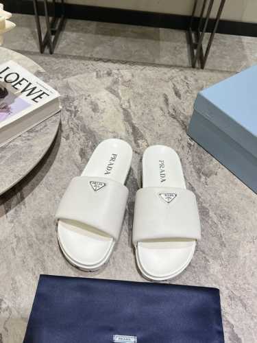Prada 普拉达春夏情侣款经典款拖鞋 最新走秀系列，经典升级 舒适度与时髦度并存 每个颜色搭配都好看，设计搭配不同风格需求 鞋面：定制面料 内里: 定制内里