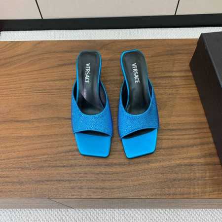 versace 金属跟拖鞋。很浓郁的意式风格。鞋面真丝烫钻，羊皮内里及垫脚。真皮大底。码数：35-41 40、41定制不退换 批： - 点击图像关闭