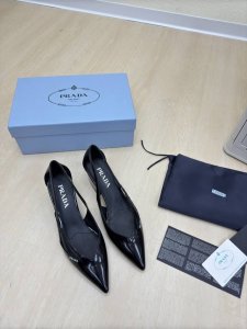 经典单鞋系列 Prada 简约设计 搭配三角标 Logo 的设计和简约的线条 很有格调 简单纯粹得色调 原版开模 舒适炸街 黑色小牛开边珠Logo 擦色工艺 引