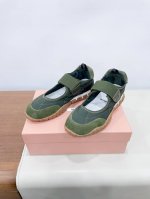 MiuMiu缪缪春夏秀款 饼干鞋 运动鞋专柜RMB8920购入开发 miumiu最新爆款 前卫大胆的设计，Miu Miu风格融于此款厚底帆布运动鞋的简约线条，别