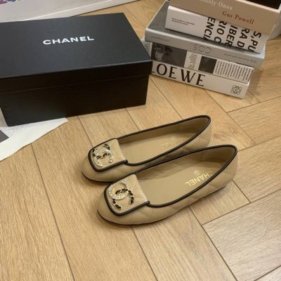 chane* 小香经典大双C 芭蕾舞鞋 一起做个奶乖奶乖的香香女孩呀 看到这双鞋的时候我是直接原地心动 经典与艺术感兼具 日常出街造型随你凹 鞋面采用进口小牛皮