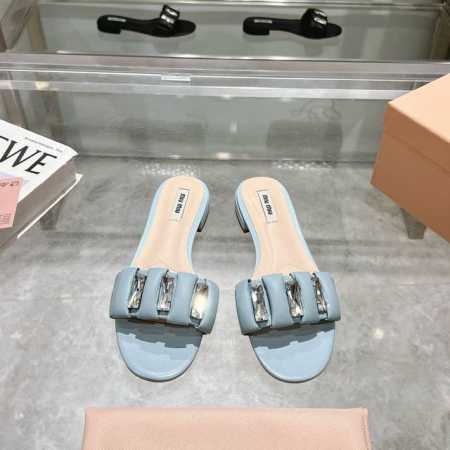 元 Miumiu谬谬2025春夏新款镶钻一字拖鞋 可甜可盐的喵喵女孩 简约设计的鞋面给这款凉拖增添不少少女心。 原版 1：1开发，各大明星 网红的热爱款 ，亲肤 - 点击图像关闭