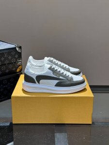 Ouis *Uitto* X Nike 联名男士低帮休闲运动鞋，采用头层牛皮面料打造，侧身联名logo装饰，后侧鞋口和鞋跟处均带有品牌标志性细节，提升格调。时尚
