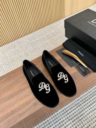 杜嘉班纳D&G Ariosto系列莫卡辛便鞋 男士乐福鞋皮鞋 以全新版本创意呈现。电脑绣花D G Logo标志性标牌装饰别具一格。 风格优雅考究，鞋面电绣Dg徽