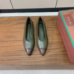 Loro Piana 拼色单鞋。极简主义风格。属于非常耐看的款式！高级百搭之王。鞋面牛皮。进口真皮大底。 码数：35-41 40、41定制不退换 批：