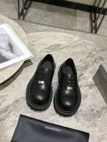 BALENCIAGA 巴黎世家 新款 Stomper Derby 大头德比鞋这双鞋简直是今年潮流圈的黑马，夸张的大头设计，让人一眼就爱上！第一眼看到它，就被那双