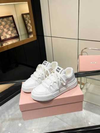 miumiu新款擦色脏脏小白鞋依旧经典时尚简约的格板设计！品质灰常牛！Miumiu 擦色脏脏小白鞋，前卫大胆的MiuMiu风格融于此款漂白皮革运动鞋的简约线条， - 点击图像关闭
