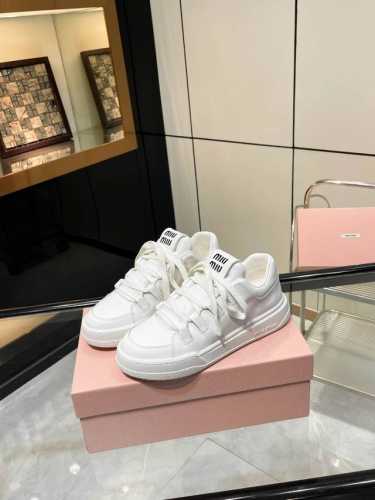 miumiu新款擦色脏脏小白鞋依旧经典时尚简约的格板设计！品质灰常牛！Miumiu 擦色脏脏小白鞋，前卫大胆的MiuMiu风格融于此款漂白皮革运动鞋的简约线条，