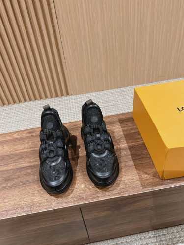 钻面 # 路易威登丹宁牛仔系列#新配色老爹鞋 迪丽热巴 钟楚曦 宋妍霏都是老爹鞋的忠实粉丝 ～ 早春新品系列加入了更多配色细节，少女心爆棚！尽显青春活力，日常穿