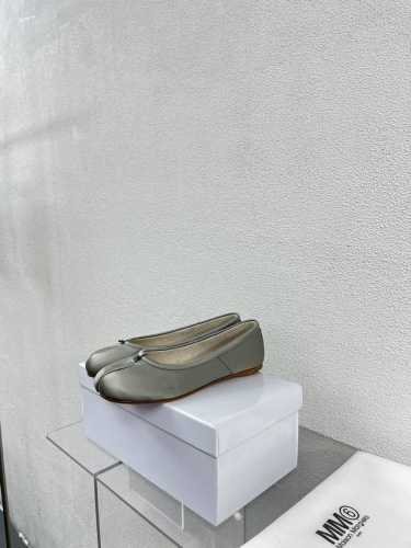 平底分趾单鞋 Mm6 Maison Margiela 超经典 鞋柜必备单品 炒鸡减龄 大热时尚风格 银灰色真丝材质面料 小羊皮 原版麻布材质内里 Mm6 Mai
