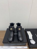 Chanel 23k秋冬新款书包扣短靴！ 圆胖圆胖鞋型，感觉萌萌的，这一季的流行元素圆圆鞋子，众多时尚博主街拍金品 鞋面原版定制 夌格电绣 意大利原版进口羊皮