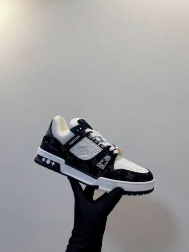 LV Trainer Sneaker 一如继往的给足安全感，实物比图片更好看更精致！梦中情鞋击败～99% 多巴胺百搭，糖果色系真的好甜 元气度满满的 奢华品质，