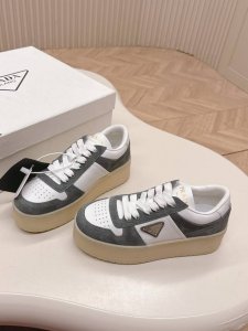 最高版 Prada普拉达 25新款 厚底 休闲运动鞋 这款运动鞋延续经久不衰的轮廓，是新款经典单品。采用皮革精心制作， 提升格调。款式轻盈，搭配三角扣标志加5C