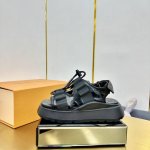 出厂价Pp Louis Vuitton 路易威登 Maya Flatform 凉鞋 本款 Maya Flatform 凉鞋选用光滑牛漆皮革，令宽幅鞋带穿梭于皮革