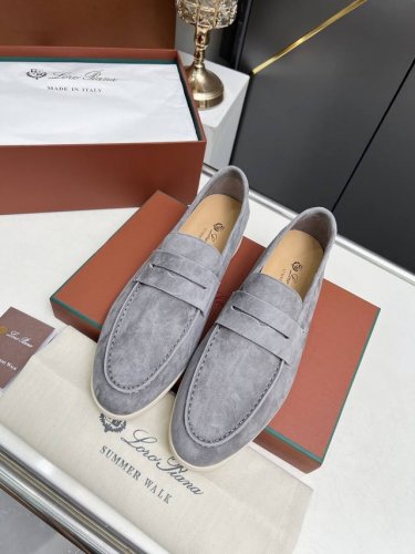 loro piana 诺悠翩雅四季经典款 于1924年4月24日一手创立现有的Loro piana公司 家族经营至今已是第六代 为讲求品味及对质量有要求的顾客提