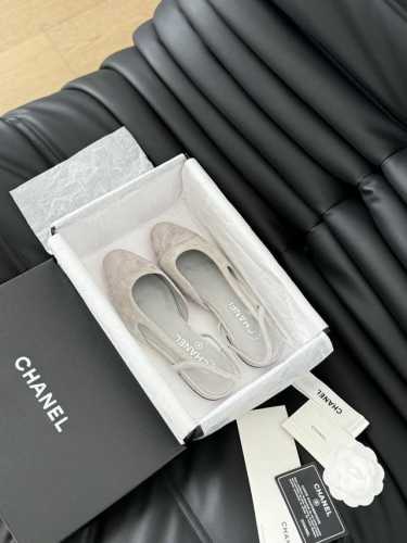Chanel 经典Slingback后空凉鞋 前几年一直在做这个款 今年我们还是重新购版，再次精细Copy。 发现新版面的鞋面线条和形体舒适度都做了微调！ 这个