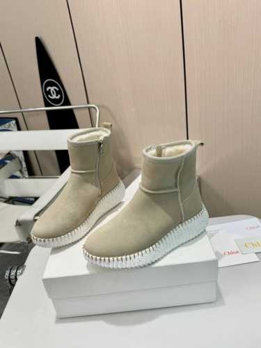 冬日必备 Chloe 克洛伊羊毛雪地靴 集美们，今天一定要给大家分享 Chloe 的这款女鞋雪地靴。 内侧拉链设计，穿脱超方便，简直是懒人的福音。鞋底手工上线，