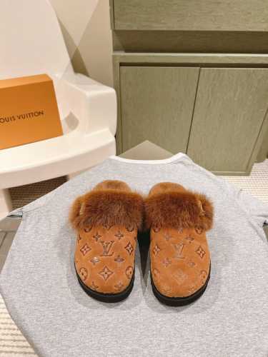 顶级品质 louis vuitton ss24 new arrival～ L家2024秋冬｜平底水貂毛拖鞋新品 超舒适的lv双带毛拖 简约随性 时髦有范， 慵懒