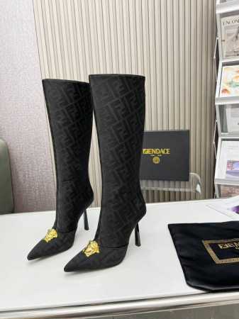 Versace&Fendi 世纪联名之作 面料：原版FF字母组合花布 内里：进口混种羊皮 鞋垫：进口混种羊皮 配饰：原版美杜莎金属扣 尺码：35－42 出厂价 - 点击图像关闭