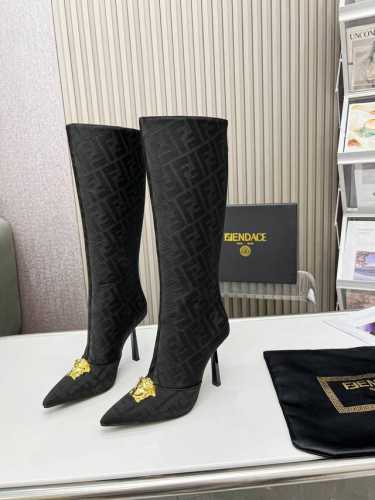 Versace&Fendi 世纪联名之作 面料：原版FF字母组合花布 内里：进口混种羊皮 鞋垫：进口混种羊皮 配饰：原版美杜莎金属扣 尺码：35－42 出厂价