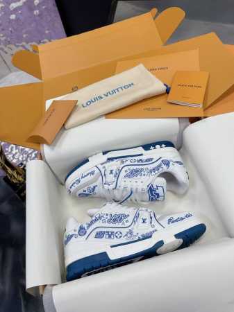 工厂价： Lv涂鸦款 原版开发 品质出货 欢迎对比 Lv板鞋系列 Lv Trainer Maxi运动鞋将成衣系列的宽松廓形引入virgilabloh笔下的lvt - 点击图像关闭