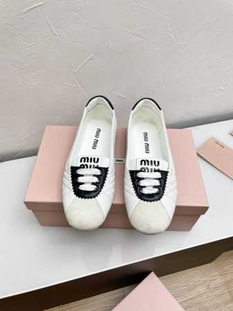 miumiu 2024新款系带鸡眼平底豆豆鞋 走秀新款 .复古小皮鞋乐福鞋 豆豆鞋 复古时尚 简约高级 随意搭配 上脚非常舒适，年度必入款！超级重工 每一双都是 - 点击图像关闭