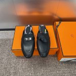 工厂价 爱马仕 Hermes 春夏经典款 Kelly扣 Oz拼色低跟女鞋 H家平底圆头穆勒凉拖鞋 材质：进口小牛皮+水染羊皮水里+意大利真皮大底 跟高：1.5C