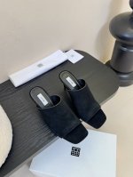 toteme25春夏高跟方头简易拖鞋 呈现的利落融合很的完美 牛反绒打造上脚超级舒适 无是论休闲度假还是优雅知性 都驾得驭很好 比象想中更百搭多变 真正释诠了复