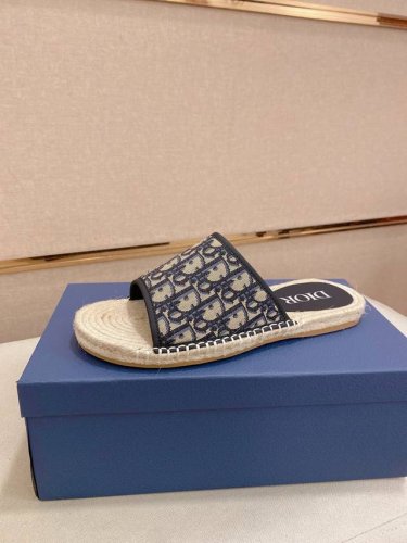 工厂P价P： Dior~迪奥拖鞋 男鞋高端品牌 官网1:1最新力作：原版开模定制，面料釆用进口原版材料制作，升级版大底，更轻便，防滑。市场顶级品质，简单不失品味