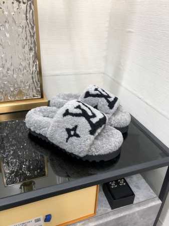 现货～ 高端品质 L.V第二代毛拖 2024今年秋冬最火羊毛拖、爆款来袭、现货发售 顶级 品质、完美细节、市场最高版本、你值 拥 :Lvu 原版高密度防滑加厚发 - 点击图像关闭