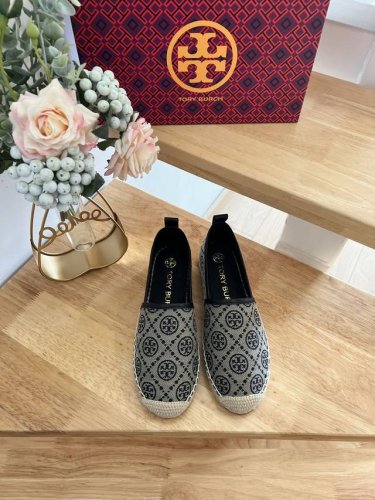 tory Burch汤丽柏琦 全新Tmonogram 图案，灵感源自传统宾夕法尼亚州绗缝的经典图案，礼赞品牌标志性双Tlogo。该系列选用编织提花布料匠心打造，