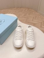 出 prada 普拉达 25Ss 新款休闲运动鞋 精工制造，缝线均匀，皮质质感一览无余，多色拼接，时尚大方，柔软舒适透气，外侧饰有prada字母徽标 鞋舌饰有经