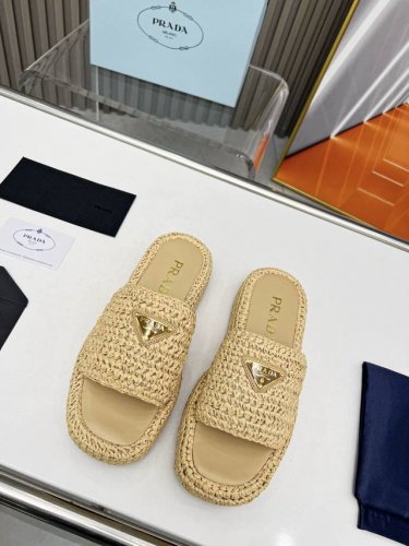 prada 高品质高版本 超火厚底凉鞋 超火爆最新春夏锯齿罗马编织超轻厚底 凉鞋 复古时髦前卫的轮齿 让整双鞋轻便舒适鲜艳色彩满足不同风格时髦人士的多种选择标志