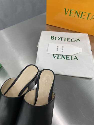 Bottega Veneta*22*S葆蝶家方头㊣一字拖 黑 春夏大肆式主打 延伸鞋底超过脚长 原版开发 像一把“铲子” 有棱有角 定染彩色小羊皮鞋面 力求配色