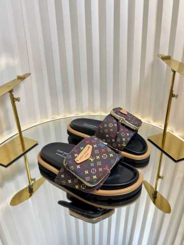 LV 2025爆款 浮雕logo 压花 凉拖鞋 Pool Pillow Comfort 平底凉拖取材科技织物 以高频压印技术重绎 Monogram 图案 柔软加
