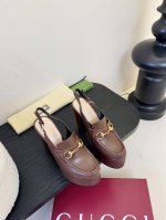 光面 石纹 Gucc* 经典春夏走秀马衔扣 恨天高防水台高跟凉鞋 G家在体现高级感这块 总让人大写的服气 看起来蛮简单的款式 但上脚就莫名很高阶 非常性感 让你