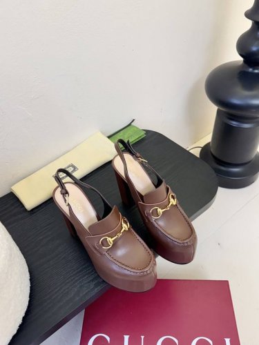 光面 石纹 Gucc* 经典春夏走秀马衔扣 恨天高防水台高跟凉鞋 G家在体现高级感这块 总让人大写的服气 看起来蛮简单的款式 但上脚就莫名很高阶 非常性感 让你