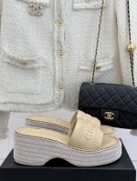 厂价 Chane*｜小香25C春夏新品度假 链条字母厚底拖鞋 这一季度假凉拖系列真的超美 搭配字母装饰 简约又百搭 上脚超级美的 怎么看怎么好看 Go 材质 鞋