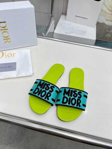 橙子出厂价 迪奥 Miss Dior系列平底拖鞋 字母刺绣logo拼色一字拖鞋 经典上乘美艳力作 dior专柜最火春夏系列 兼备气质 时尚 经典耐看的设计风格