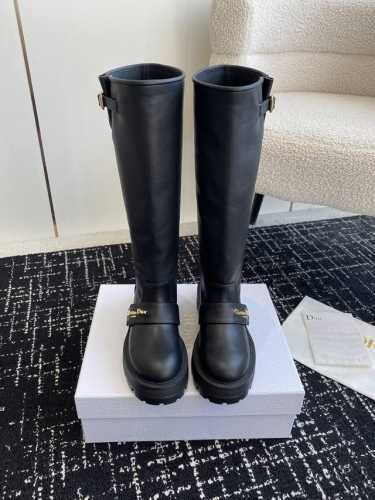 代购级短靴 长靴 Dior 迪奥 24ss 新款秋冬英伦风布洛克厚底马丁靴！ 楦型百搭瘦脚yyds.造型立体饱满，帅气十足 上脚舒适 一款非常复古风、气场十足单