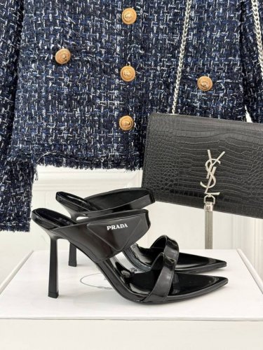 厂价 Prada 普拉达25Wf春夏新品 三角扣尖头高跟凉鞋 经典三角标 可盐可甜巨百搭 三角标Yb开模定制 质感超赞 面料采用原版定制皮料 内里垫脚均为羊皮