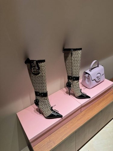 2024巴黎世家长靴金属LE cagloe机车靴 Balenciaga柳丁尖头侧拉链高靴 巴黎时装周重磅新品，海外各大博主相继大秀 金卡戴珊Kardashian