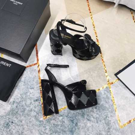 ysl防水台系列火爆版高跟厚底凉鞋 经典上乘美艳力作 兼备气质、时尚、经典、耐看的设计风格上脚效果特别美 1鞋面：牛皮 2垫脚：羊皮 3鞋底：Aaa级真皮大底 - 点击图像关闭