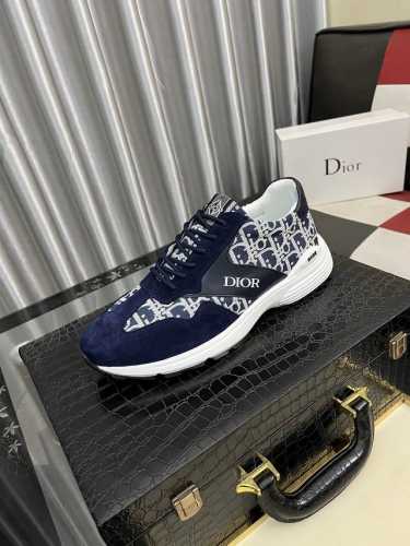 出厂价pp： 迪奥Dior 新款休闲鞋，必爆款 ，采用潮流时尚鞋 最新爆款鞋面采用进口牛皮+专用印花面料拼接设计 ，羊皮垫脚，舒服橡胶大底 上脚轻巧舒适 实物更