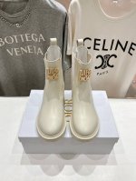 高版本出厂 Dior*迪奥D家2024ss秋冬新品短靴，经久不衰的切尔西短靴，彰显经典设计，市场顶级版本 采用柔软的牛皮制作，打造休闲又不失优雅的风格。鞋底饰以
